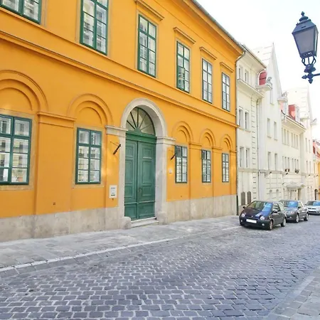 Cosy Castle Апартаменты *